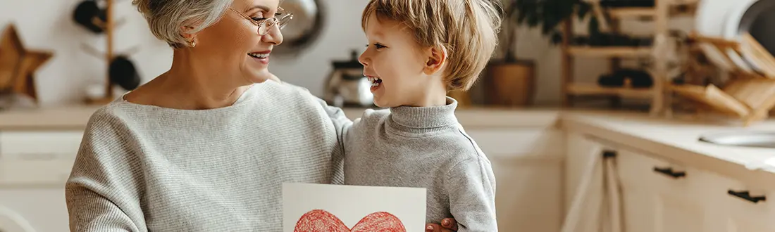 Grand-mère et son petit-fils profitant d’un moment spécial