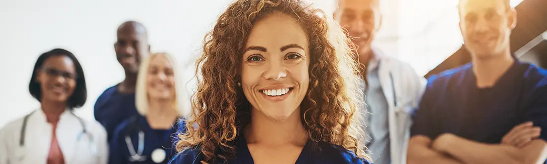 Un groupe de professionnels de la santé posant et souriant